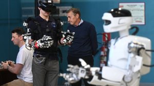 Космонавт Роскосмоса Кирилл Песков работал с роботом