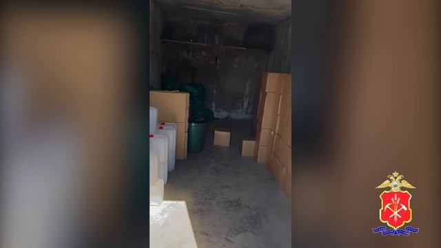 В Кемерове сотрудники полиции изъяли у местного жителя 1,5 тонны нелегального алкоголя смотреть онлайн