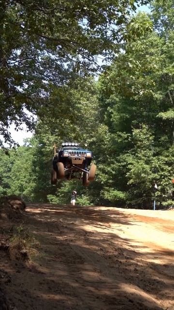 прыжки на внедорожнике. легко и непринужденно