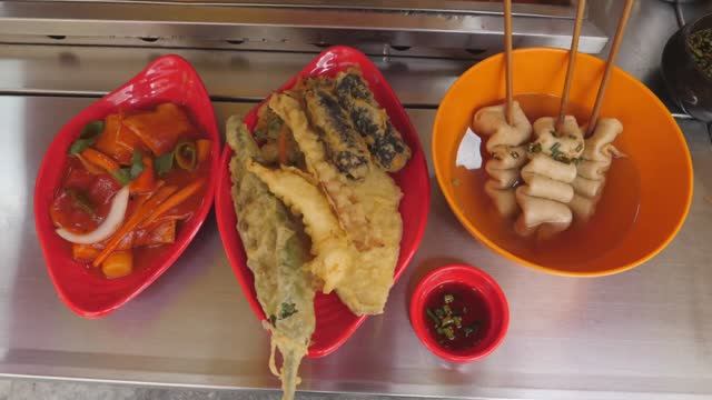 Жареная еда, рыбные котлеты, сандей, острые рисовые пирожки - Ттокпокки смотреть онлайн