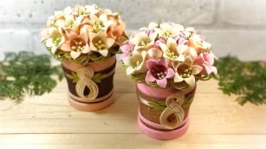 Взяла фоамиран и стаканчик, получился очень нежный и красивый подарок своими руками из фоамирана