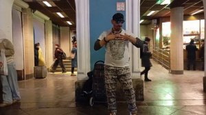 ТАНЦОР МАЙКЛ ОТЖИГАЕТ НА НЕВСКОМ ПРОСПЕКТЕ