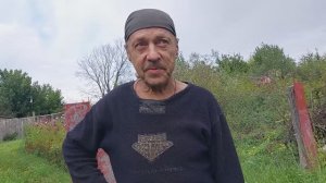 Олег угощает яблоками.