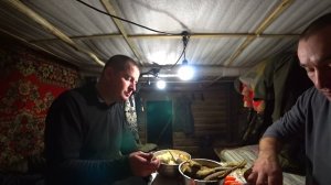 Рыбалка, закрываем сезон. Супер вечерний клёв.  Вечер в таёжной избе.