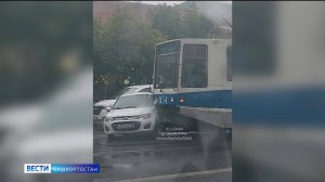 Трамвай и легковушка не поделили дорогу на улице Менделеева в Уфе