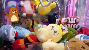 Выигрываем в Хватайке. Игрушки сами прыгают в лунку.