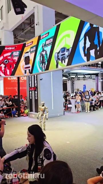 Робот человекоподобный «ENGINEAI PM01» смотреть онлайн