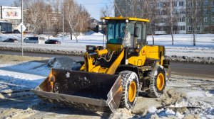 Фронтальный погрузчик SDLG LG933L на уборке снега. / SDLG LG933L front loader for snow removal.