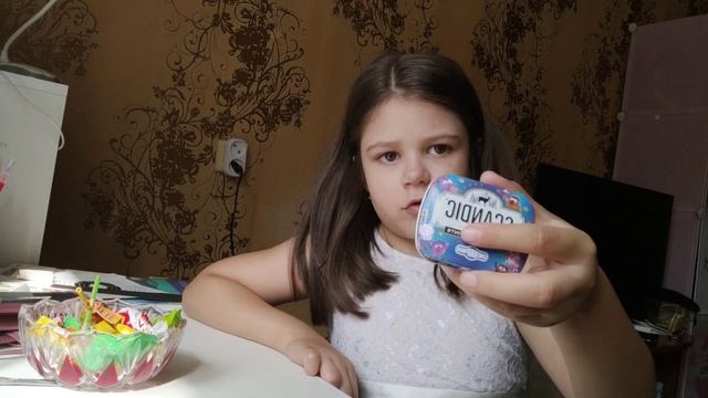 Пробую разные конфеты