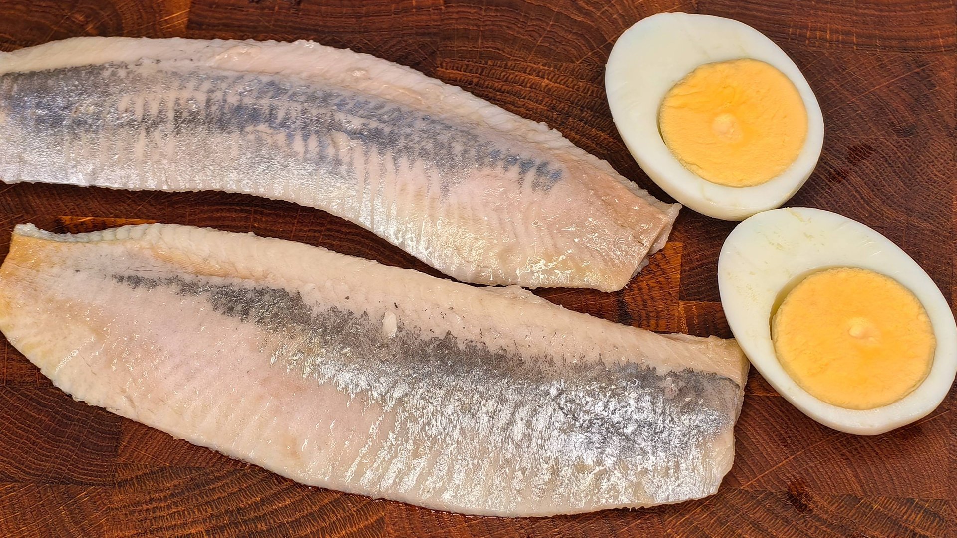 Я влюбилась в этот салат! Вкусный салат с селедкой и яйцами. Съедается сразу смотреть онлайн