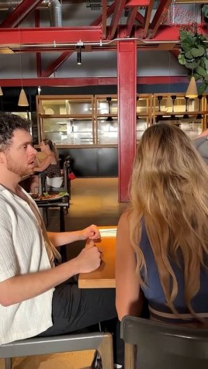 Как официанты приносят еду