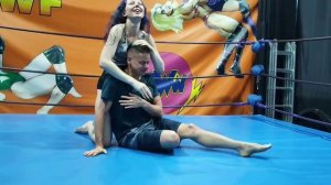 Как быстро может задушить девушка?