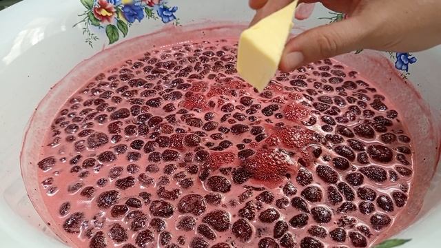 Варенье из Клубники! Лайфхак как убрать пену с варенья. смотреть онлайн