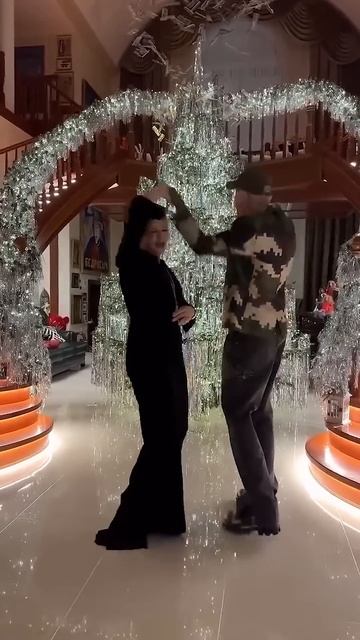 Почему Филипп Киркоров в 5 ЛЕТ ОКАЗАЛАСЯ на сцене? Читайте в описании. #филиппкиркоров #звезды смотреть онлайн