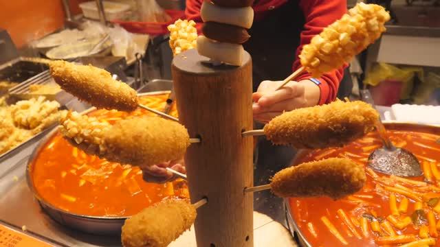 Острый рисовый пирог, Токпокки - Корейская уличная еда смотреть онлайн