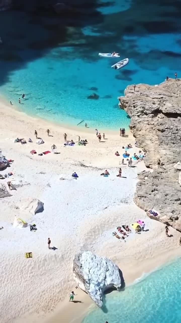 Пляж в заливе Орозей и одно из самых красивых побережий Сардинии, Кала-Мариолу поражает своей кра... смотреть онлайн