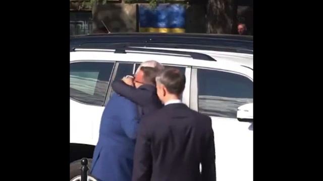 Глава МИД Люксембурга прыгнул в объятия украинскому коллеге Андрею Сибиге во время визита в Одессу смотреть онлайн