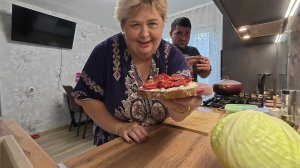 Абдугани  чуть не выслали из России. Пробуем вяленые помидоры. Готовлю еду на несколько дней.