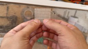 Как легко убрать дыру в москитной сетке за пару минут. Хитрость, о которой знают немногие