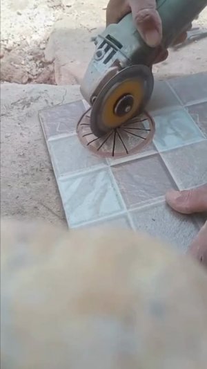 Один из способов, как можно аккуратно вырезать болгаркой необходимое отверстие в керамической плитке