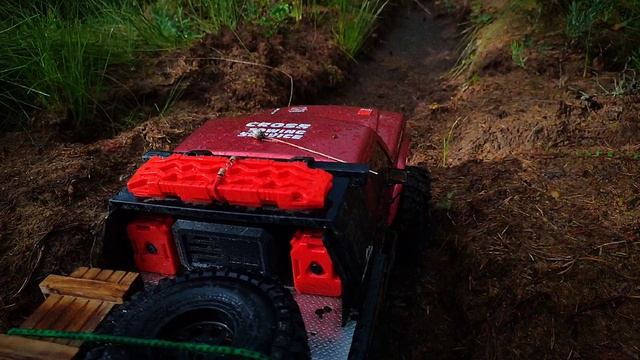 Сквозь джунгли леса на грузовике шестиколесном Bison EMO XL смотреть онлайн