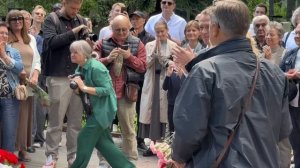 СЕМЬЯ ОЛЕГА ТАБАКОВА С ДРУЗЬЯМИ И КОЛЛЕГАМИ УСТРОИЛИ ГРОМКИЕ ОВАЦИИ НА МОГИЛЕ НАРОДНОГО АРТИСТА