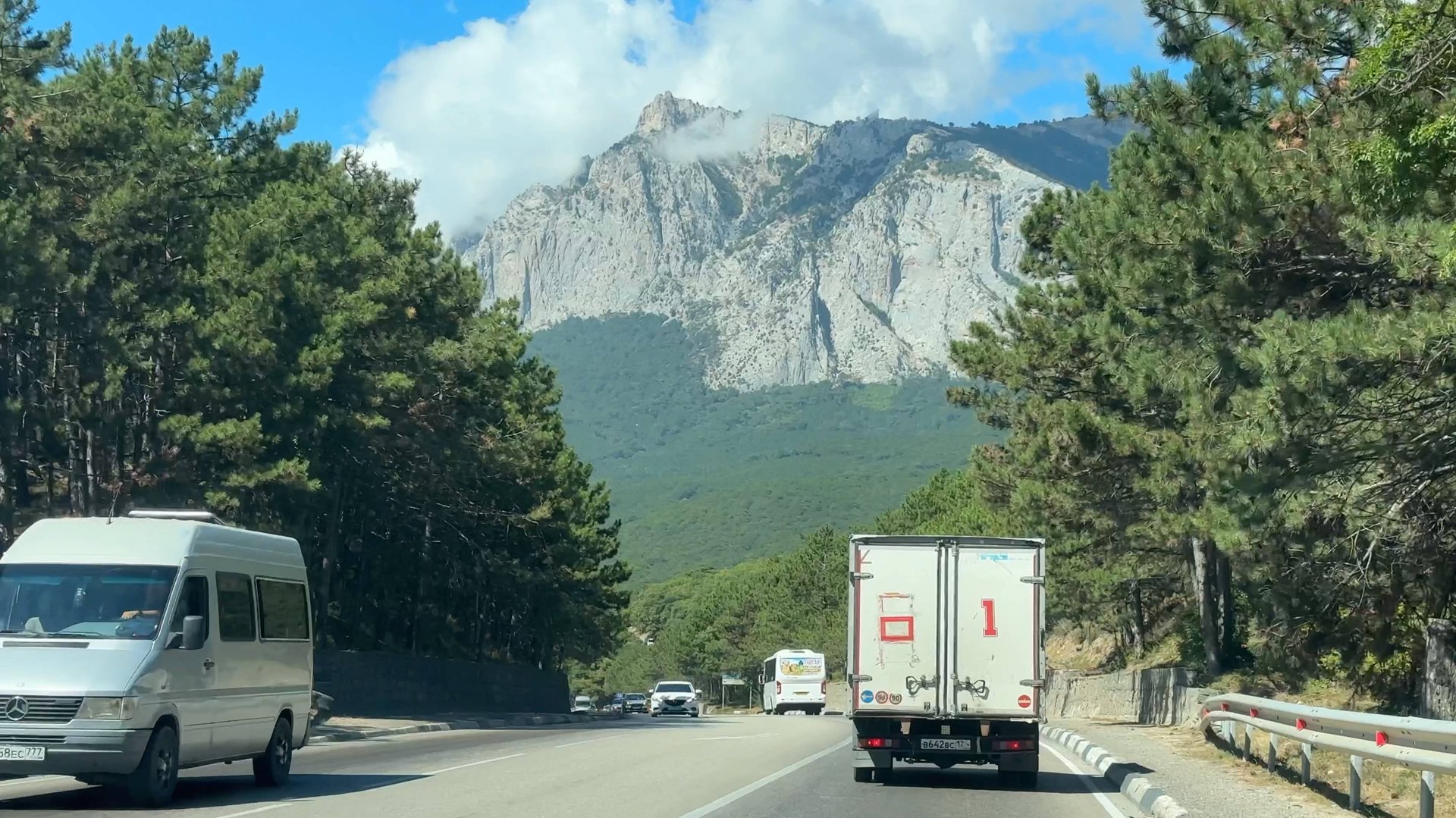 По Крыму на машине. Едем из Ялты до Симеиза и обратно по Южнобережному шоссе. Ялтинские улицы. смотреть онлайн