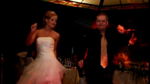 Нестандартный танец отца и дочери на свадьбе.