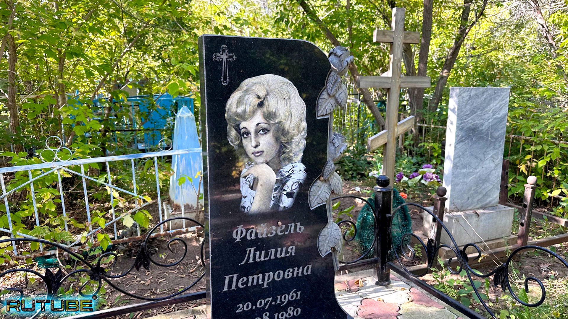 ТРИ БРАТА ЛЕЖАТ ВМЕСТЕ на КЛАДБИЩЕ. Что случилось с ними.... смотреть онлайн