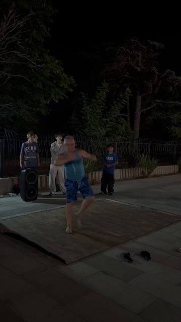 А дед то еще «магёт»))))