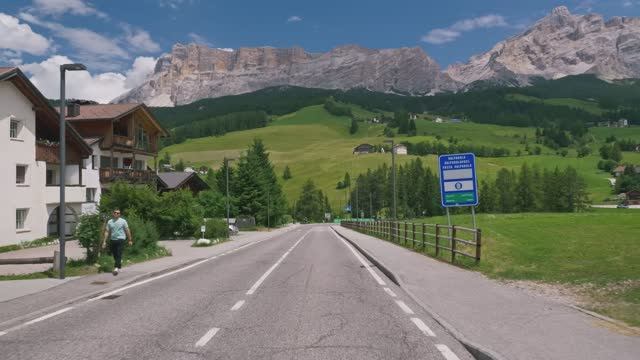 Италия. Поездка в Доломитовых Альпах из Канацеи в Кортина-д'Ампеццо в формате 4К смотреть онлайн