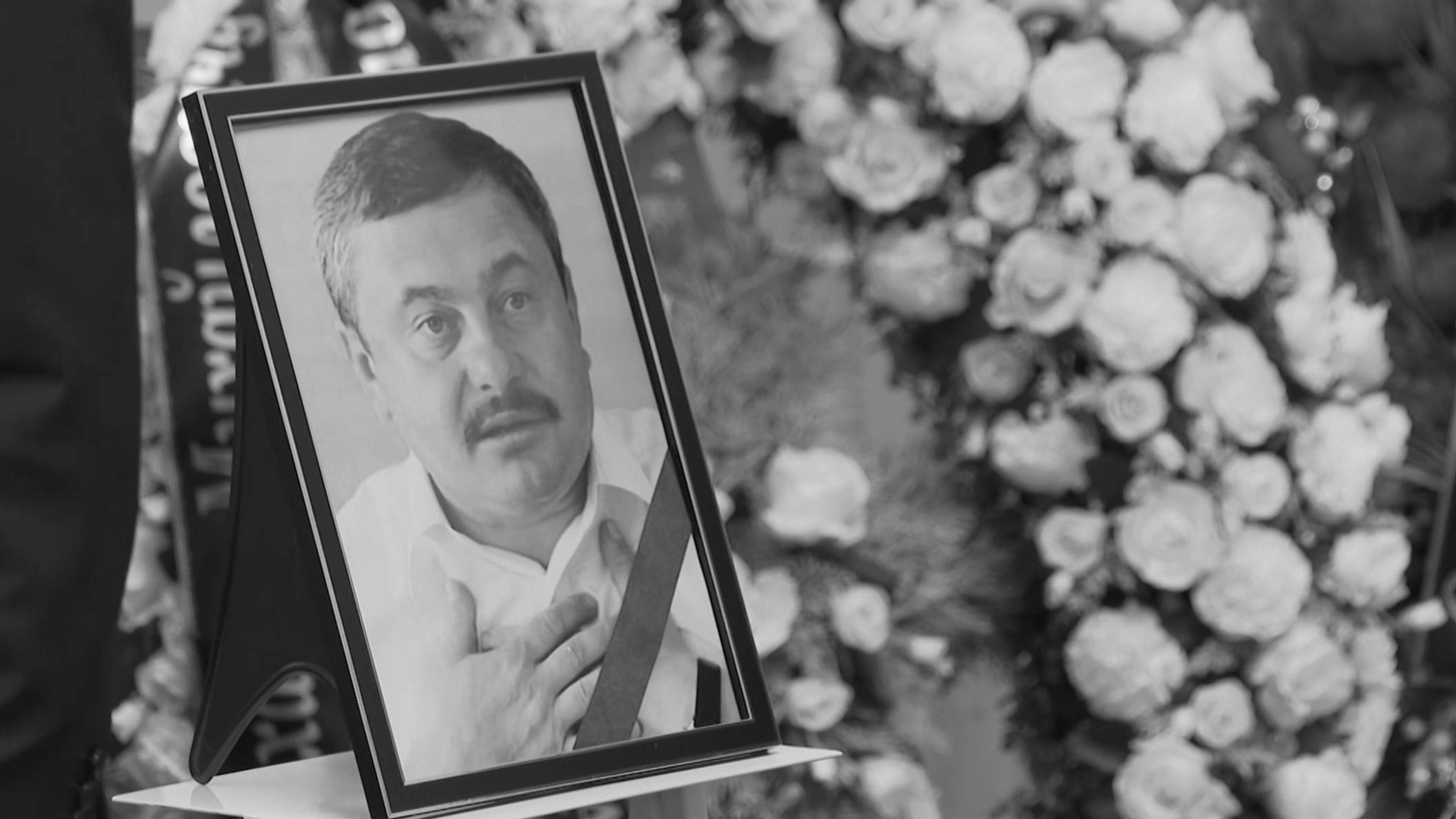 В Великом Новгороде проводили в последний путь первого губернатора области смотреть онлайн