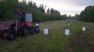 Трактор Т-25 и прессподборщик 0850 с обмоточным станком. Как убрать мокрое сено, если идут дожди.