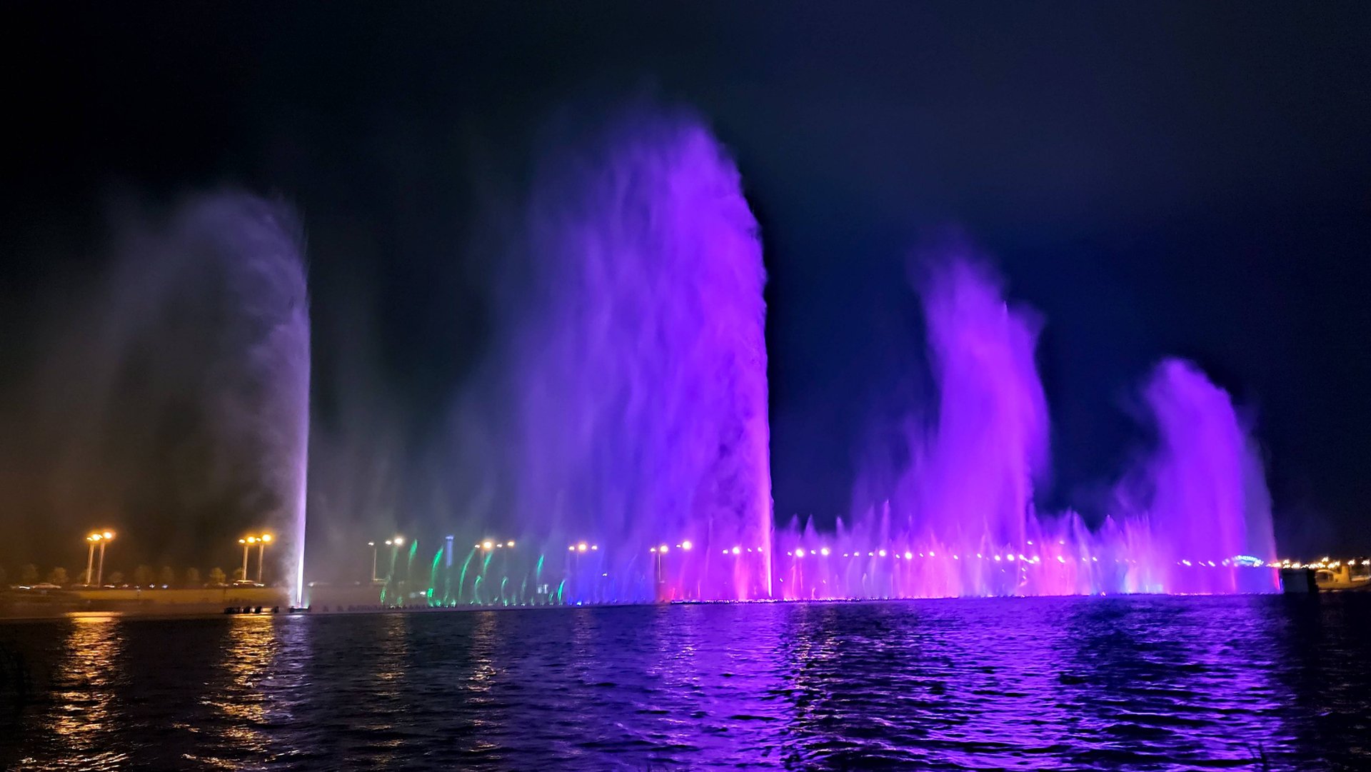 Светомузыкальный фонтан в Грозном смотреть онлайн