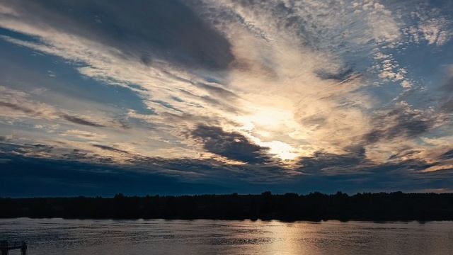 Рассвет на Неве реке...
Невская Дубровка
Ленинградская область 
🎥vid Островский Сергей