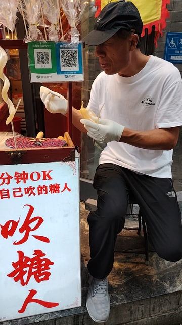 Как надувают фигурки из сахара в Китае