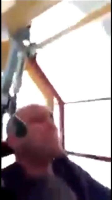 На аттракционе, машинист останови этот плохой автобус