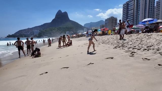 Очарование бразильского пляжа: прогулка под звуки волн смотреть онлайн