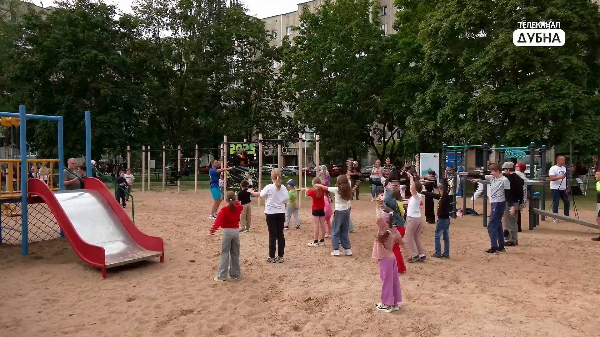 В Дубне дети прошли полосу препятствий во дворе под руководством серебряного призёра чемпион смотреть онлайн