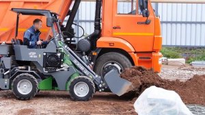 Погрузка песка в закрытый борт КАМАЗа шарнирно-сочлененным погрузчиком FRONTMEN GI03