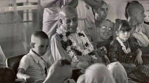 Утренняя прогулка Шрилы Прабхупады 28.08.1975, Вриндаван. Наша удача, что есть Шрила Прабхупада!