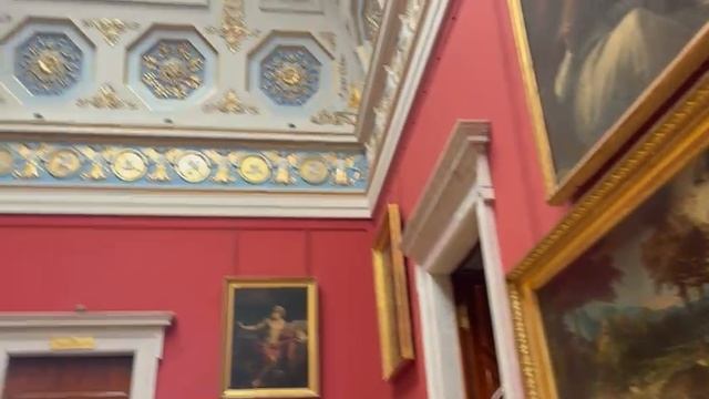 Великолепные залы Нового Эрмитажа в Санкт-Петербурге