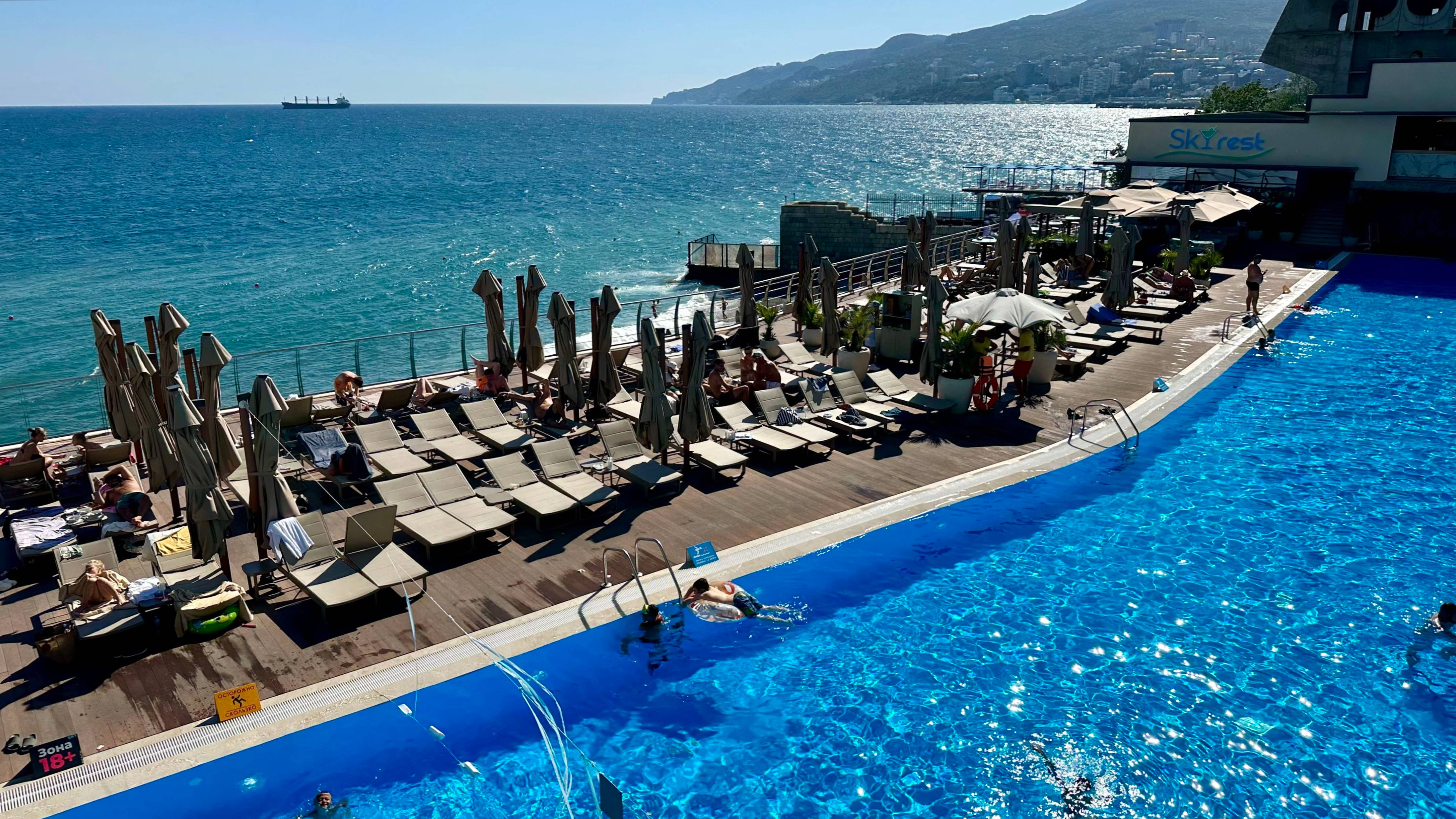 Крым. Цены на пляже "Скай бич". Как доехать до пляжа "Изумрудный" в Ялте. смотреть онлайн