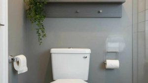 Закрываем  ламинатом трубы за унитазом.