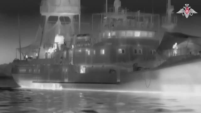 Уничтожение корабля «Симферополь» ВМС Украины российским БЭКом. Вид с катера. смотреть онлайн