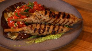 Люля-кебаб из баранины с баклажаном, сальсой из томатов и зелёным соусом | Наедине с Мосиным /14