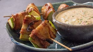 Не знаете куда девать кабачки? Вот решение: шашлык из кабачков в беконе и соус из кабачков