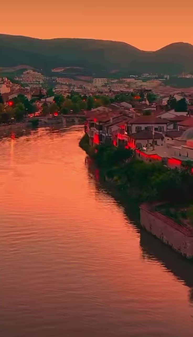 Денизли - это город с уникальными природными достопримечательностями и богатой историей. Он извес... смотреть онлайн