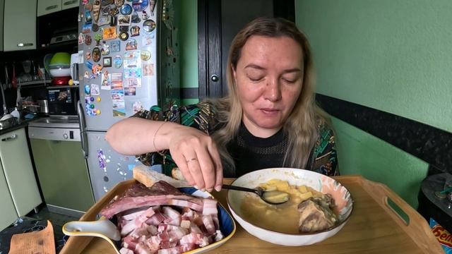 Мукбанг. Гороховый супчик на говядине с салом, грудинкой и ребра копченые смотреть онлайн