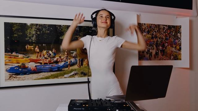 Klaudia Kováčová Stay at home - Peak Summer Vibes смотреть онлайн